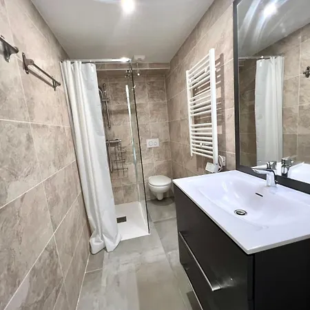 Old - 4 Persons - Private Parking Appartement *